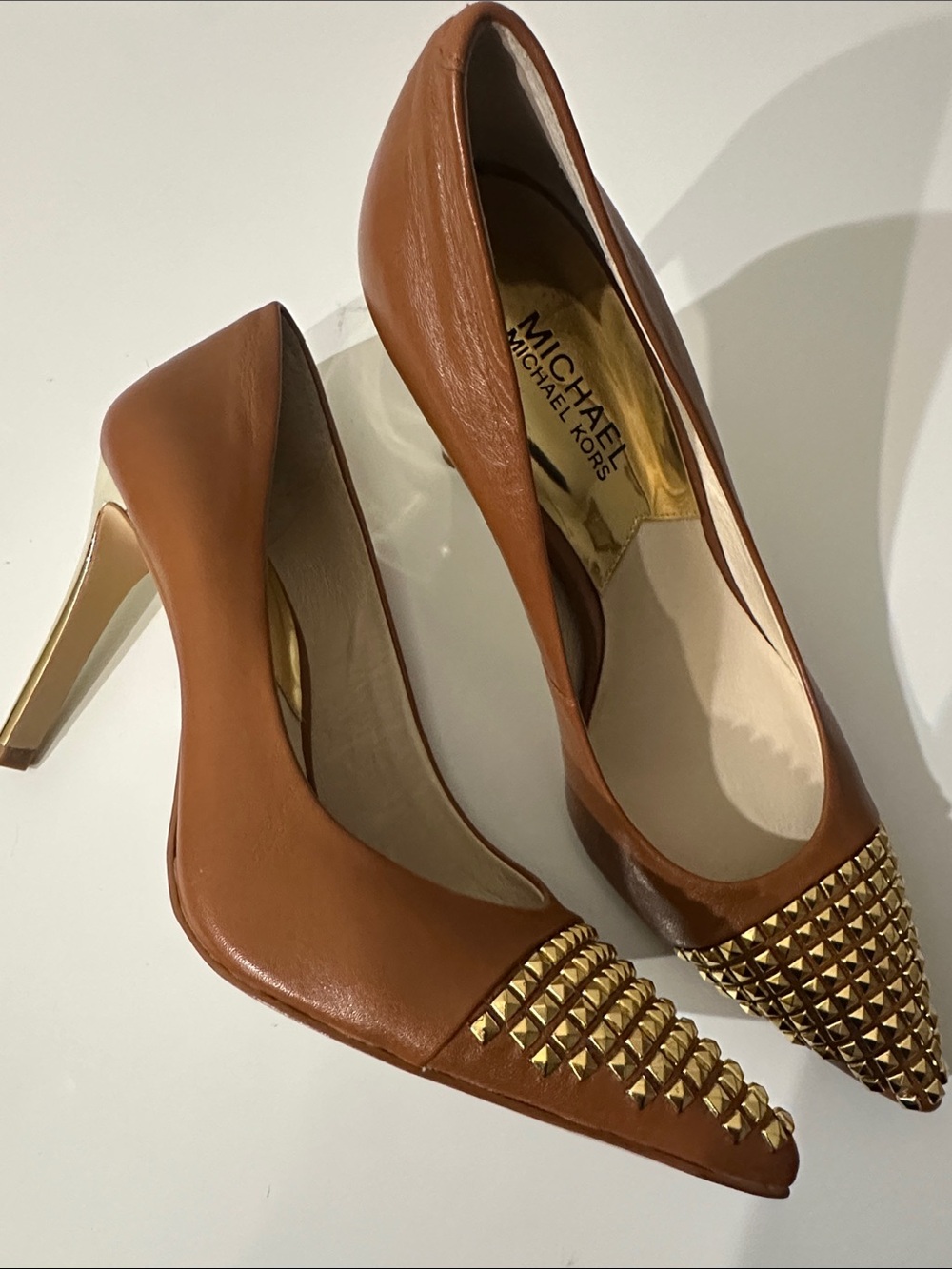 MICHAEL Michael Kors Tan Leather Pointed Toe Heels with Gold Stud Caps Sz 9M - Picture 2 of 5